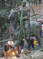 Desmontan la estatua de Franco en Santander Desmontan la estatua de Franco en Santander